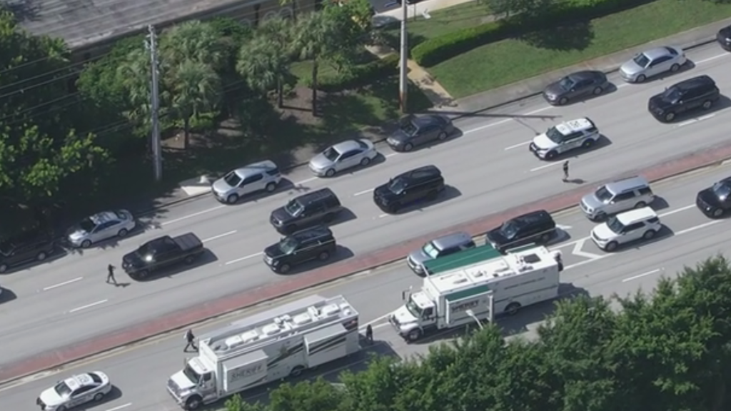 Man killed by Palm Beach authorities after chase tied to pizza delivery robbery, sheriff says — CBS Miami, Coconut Creek Schools news