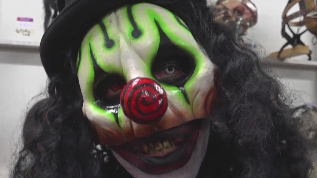 South Florida scare actor sells ice by day, haunts by night — CBS Miami, Coconut Creek Sports news