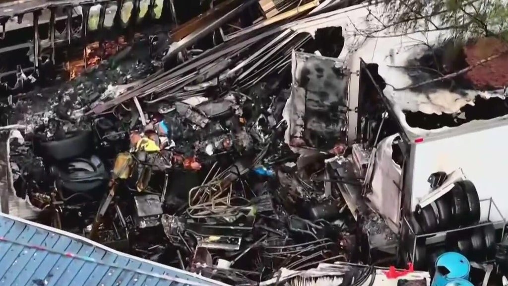 Pets survive massive mobile home fire in West Little River — CBS Miami, Coconut Creek Community news