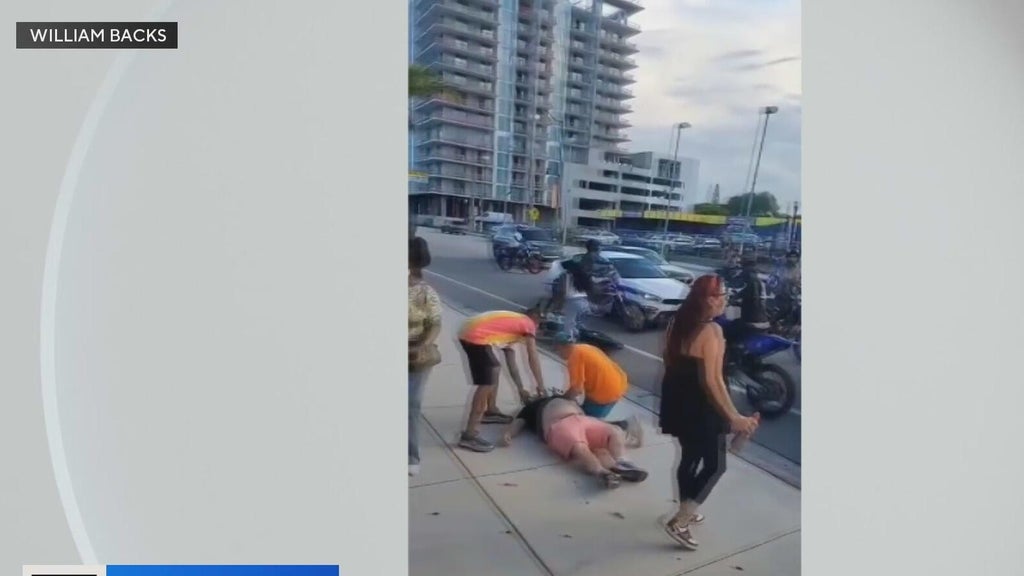 Police search for attackers in brutal beating of 2 men in front of Hollywood pub — CBS Miami, Coconut Creek Community news
