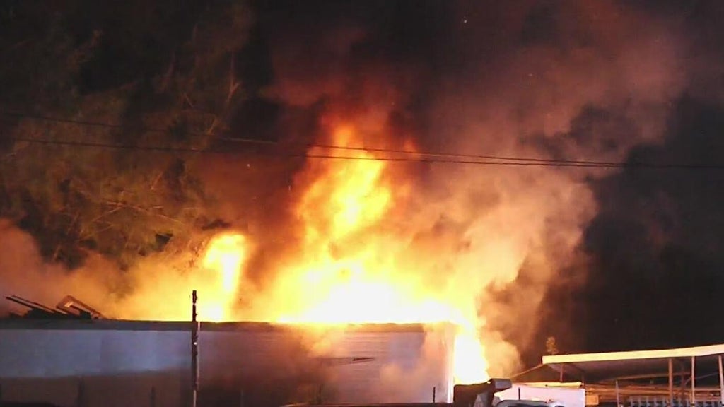 Massive fire breaks out at mobile home in West Little River — CBS Miami, Coconut Creek Community news